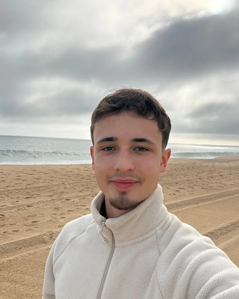Jaron Müller, Gründer von Noraj Studio, am Strand
