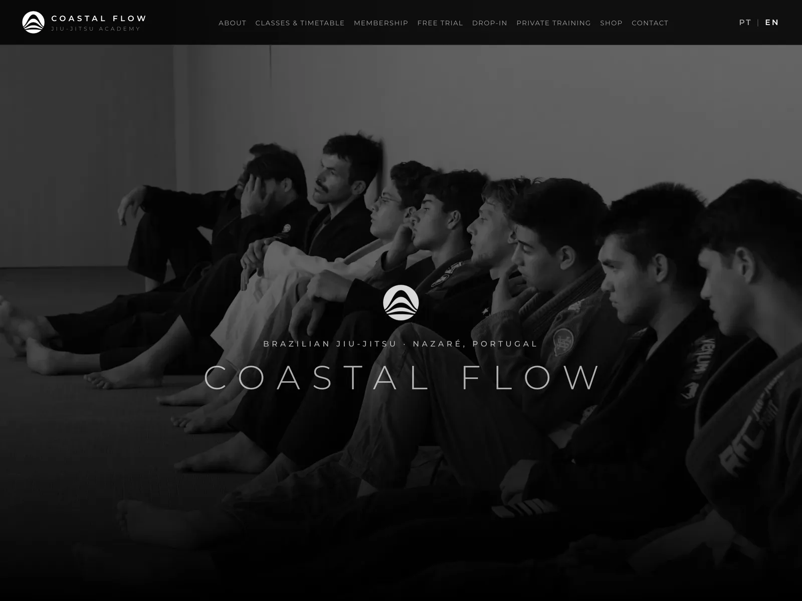 Startseite der Coastal Flow Jiu-Jitsu Academy: Schwarz-Weiß-Foto der Mitglieder im Gi, darüber Logo und Schriftzug
